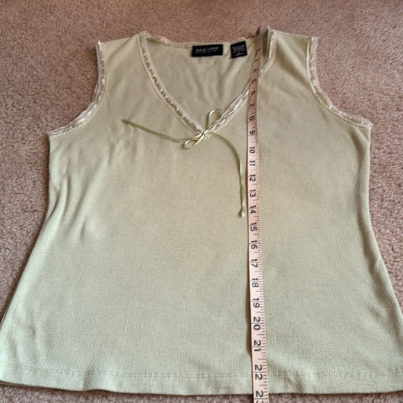 ⭐️ NEW YORK & COMPANY - Green Sleeveless Top - Size Large - Picture 9 of 10